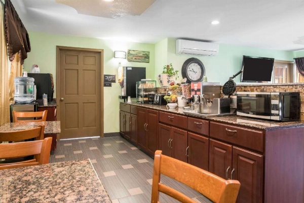 Rodeway Inn image 12